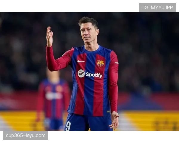 莱万多夫斯基在巴萨体系中的角色变化与战术适应分析 莱万多夫斯基在巴萨体系中的角色变化与战术适应分析