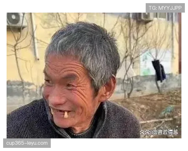 邹市明买菜结账动作，一点都不像奥运冠军，倒像隔壁大爷下地干活了！