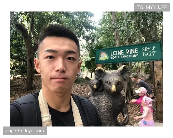 张博恒上场像邻家暖男，翻到私底下照片直接像误入豪宅开幕式